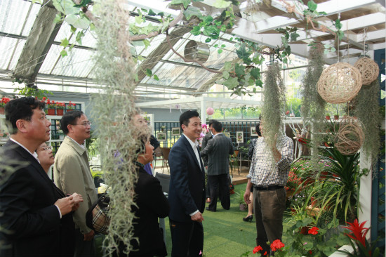 校领导陪同来访一行考察我校生态亚博足彩