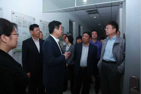 校领导陪同来访一行考察我校香料亚博足彩