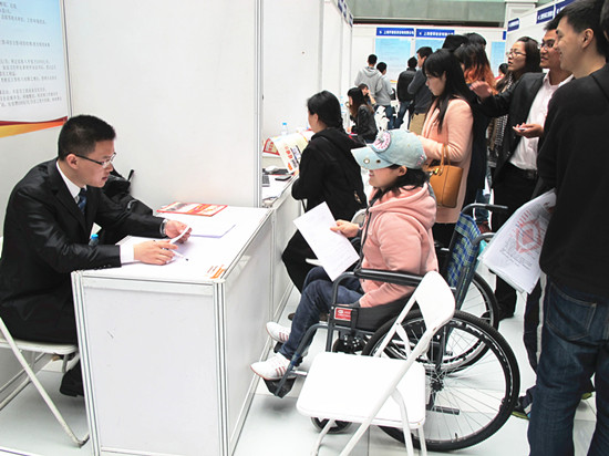 我校特教学生积极参加招聘会