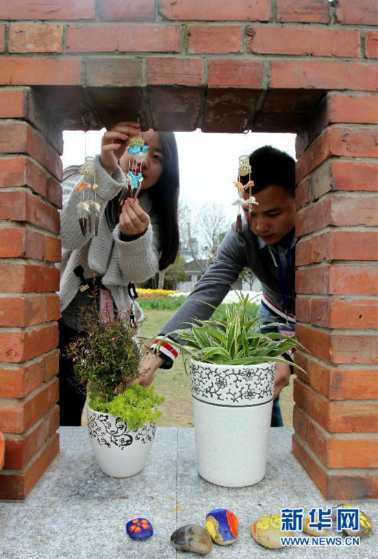 3月28日,学生们在展区的“小窗台”上打造立体化的阳台园景效果。