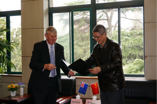 张锁怀热情接待新西兰奥克兰理工大亚博足彩董James Schofield