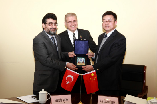 卢冠忠会见来访一行