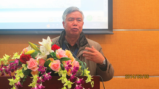 邱柏生教授为我校辅导员进行课题点评