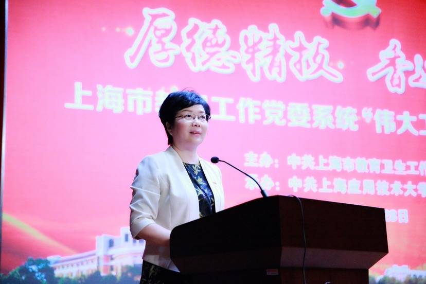 上海应用技术大学党委副书记、校长柯勤飞导课。亚博足彩供图,下同。