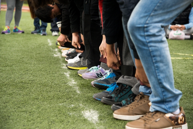 十人十一足比赛前,同学们在做充分的准备